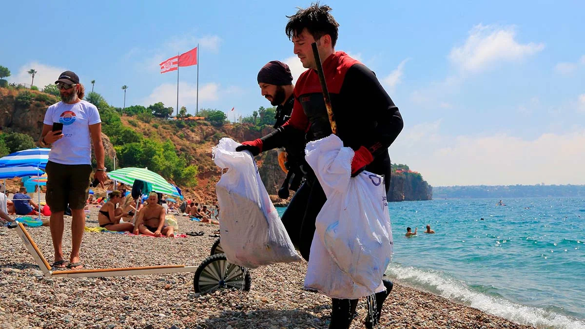 Dünyaca ünlü sahilden günlük 60 ton atık toplanıyor