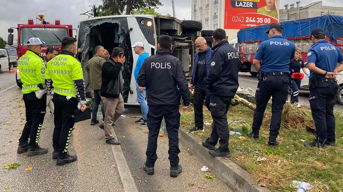 Antalya’da otel servisi devrildi: 19 yaralı