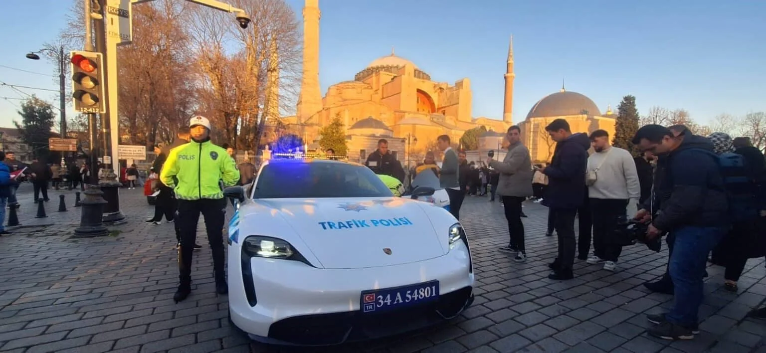 Suç örgütlerinin lüks araçları polis otosu oldu: Turistler büyük ilgi gösterdi