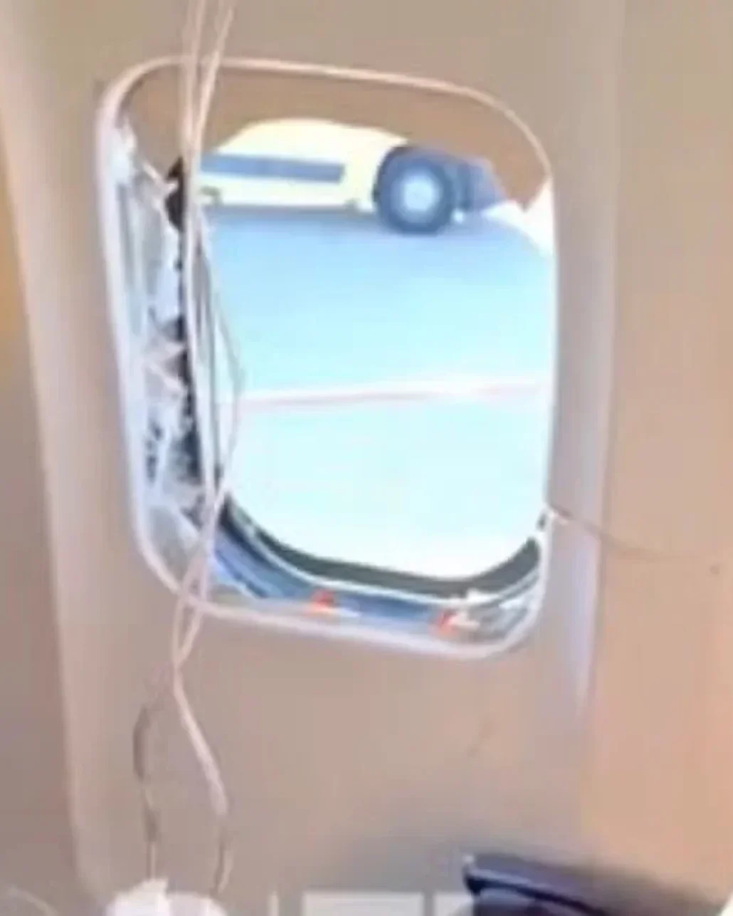 Uçağın motorundan kopan parça kabindeki camı kırdı, yolcu son anda dışarı fırlamaktan kurtuldu