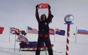 Güney Kutbu'na 933 km kızak çekerek ulaştı, Türk Bayrağı açtı