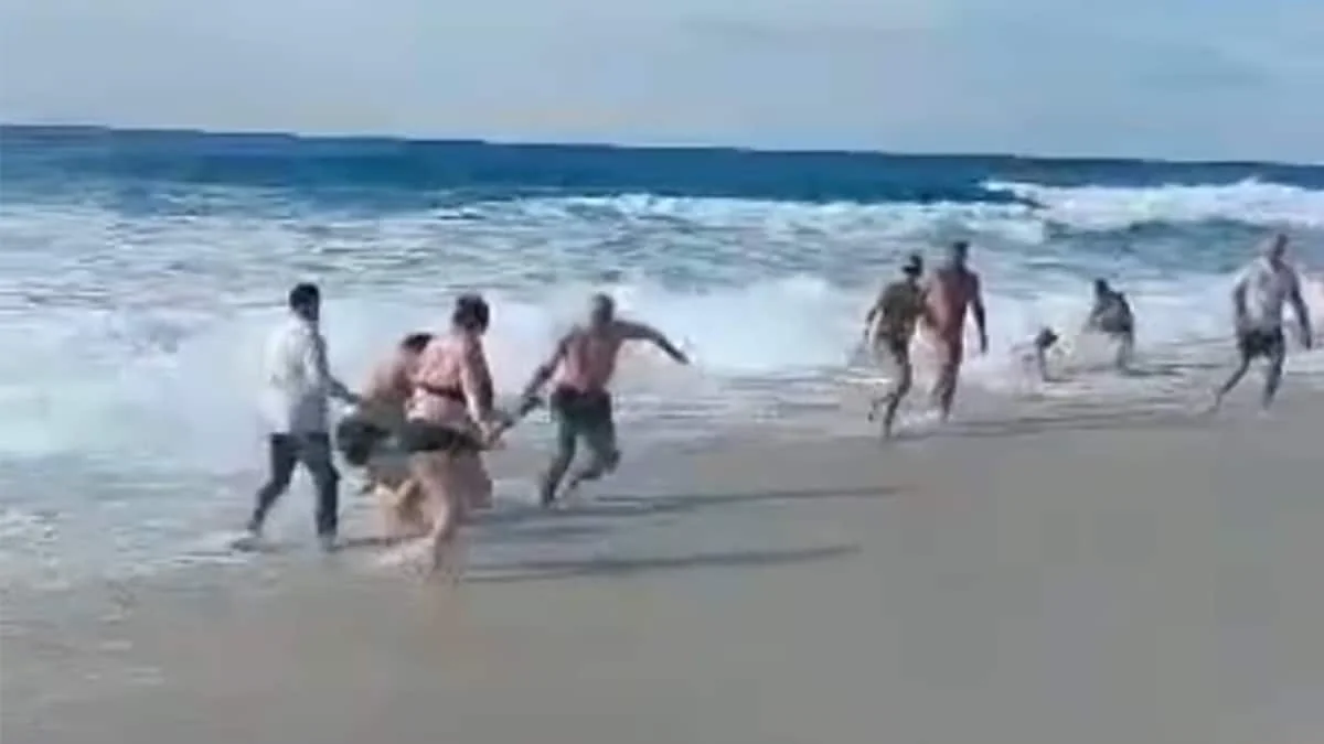 Antalya'da dalgalı denize giren turistler boğulma tehlikesi geçirdi