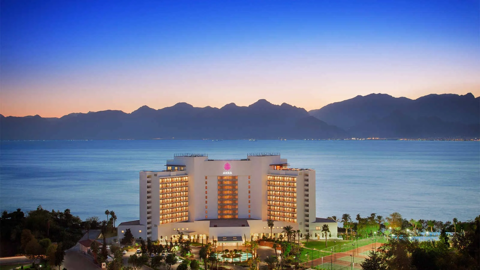 Akra Antalya’nın ödüllü restoranı, lezzet tutkunlarını ağırlıyor