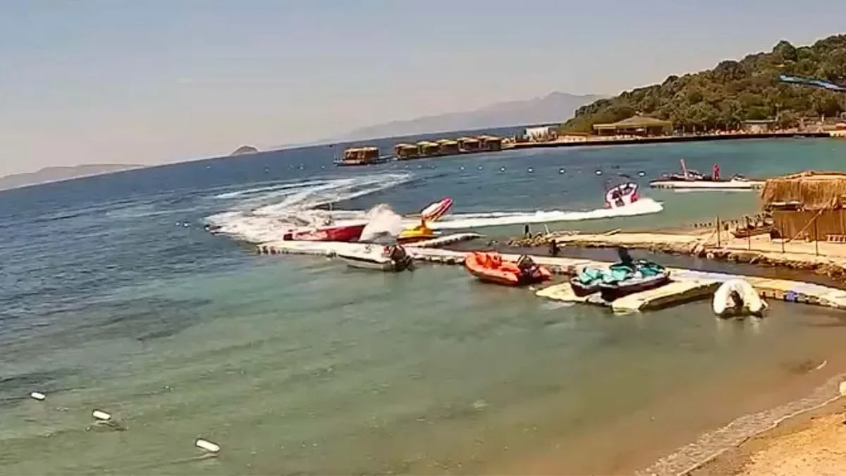 Sürat teknesinin çektiği deniz yatağı başka bir tekneye çarptı: 3 turist yaralandı