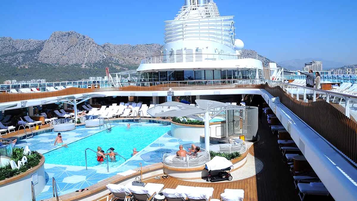 Lüks kruvaziyer Antalya’ya demir attı