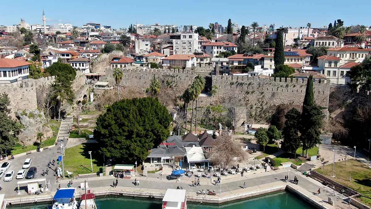 Antalya’nın tarihi Kaleiçi surları çökme tehlikesiyle karşı karşıya