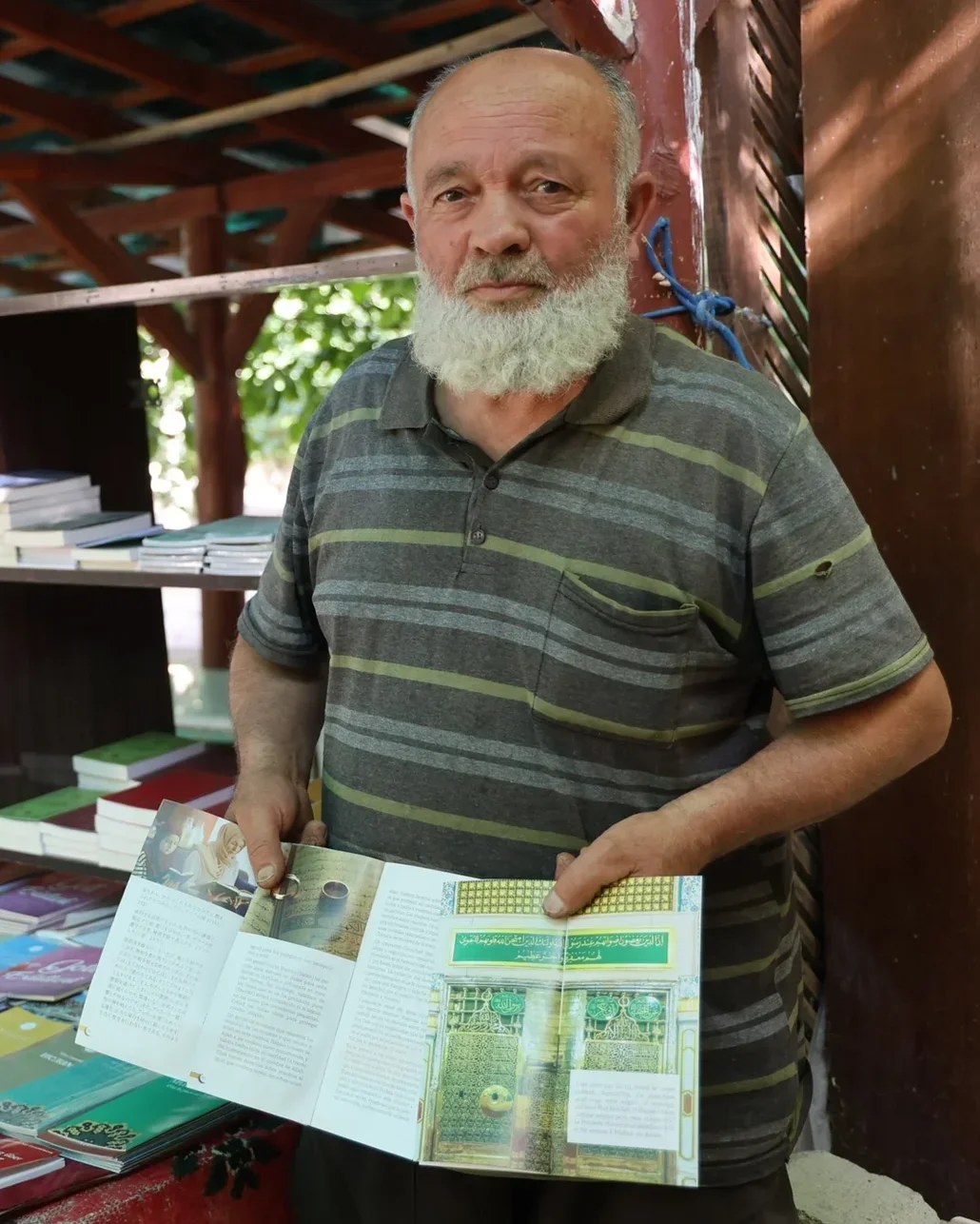 30 yıldır turistlere 15 farklı dilde Kur'an-ı Kerim meali dağıtıyor