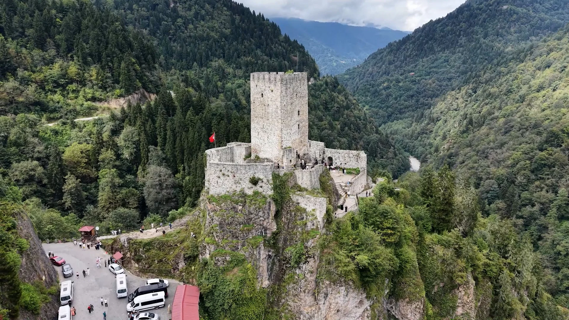 Karadeniz’in zirveleri, yeni evlilerin balayı destinasyonu oldu