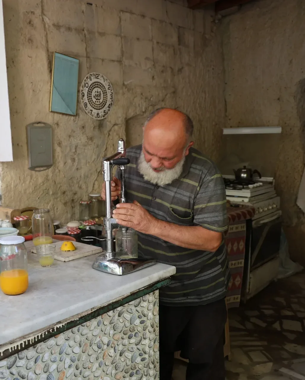 Ömrünün yarısından fazlasını turistlere adadı