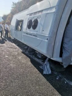 Otel personelini taşıyan servis devrildi