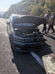 Otel personelini taşıyan servis devrildi
