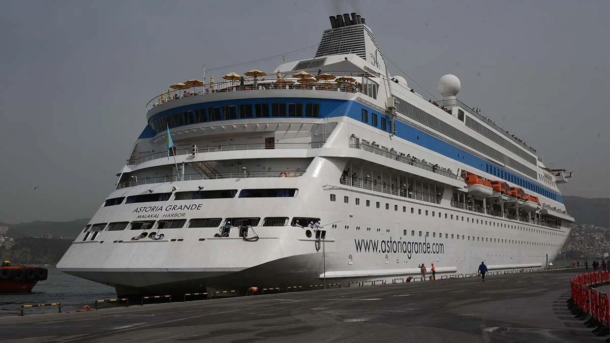 İzmir'e sezonun ilk kruvaziyeri geldi