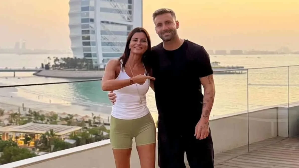 Manchester United’ın futbolcusu Luke Shaw, Ece Vahapoğlu’nun Dubai’deki yoga dersine katıldı