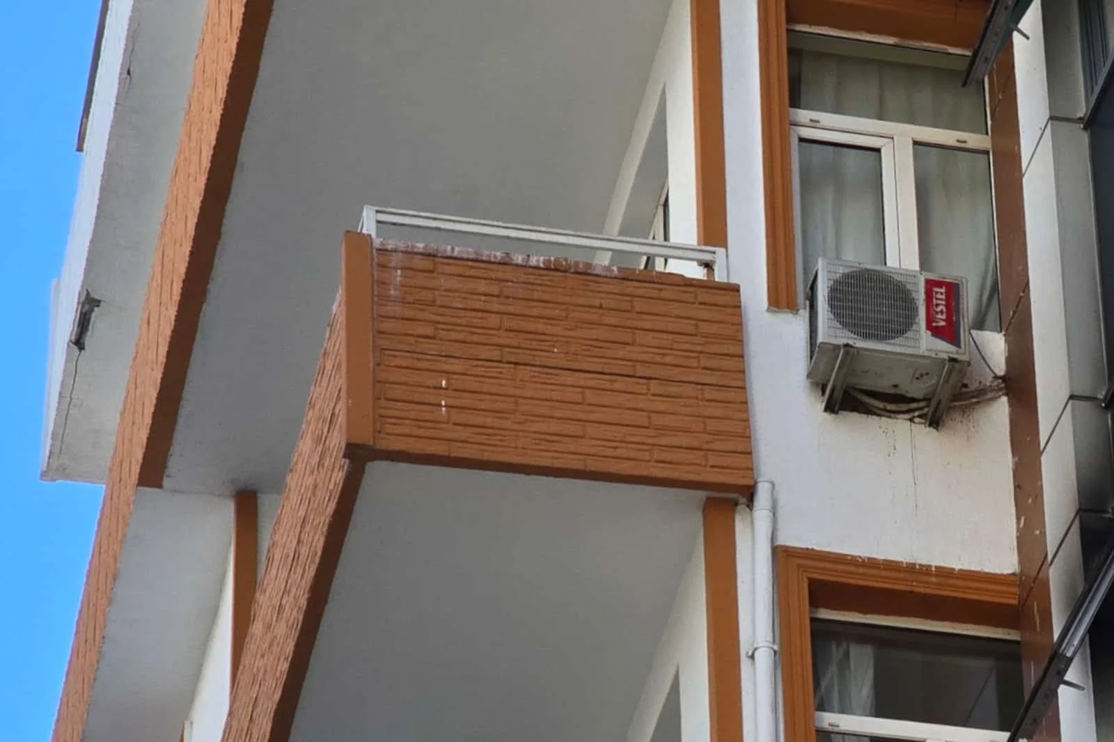 Otel yangınında 3. kattan atladı ağır yaralandı
