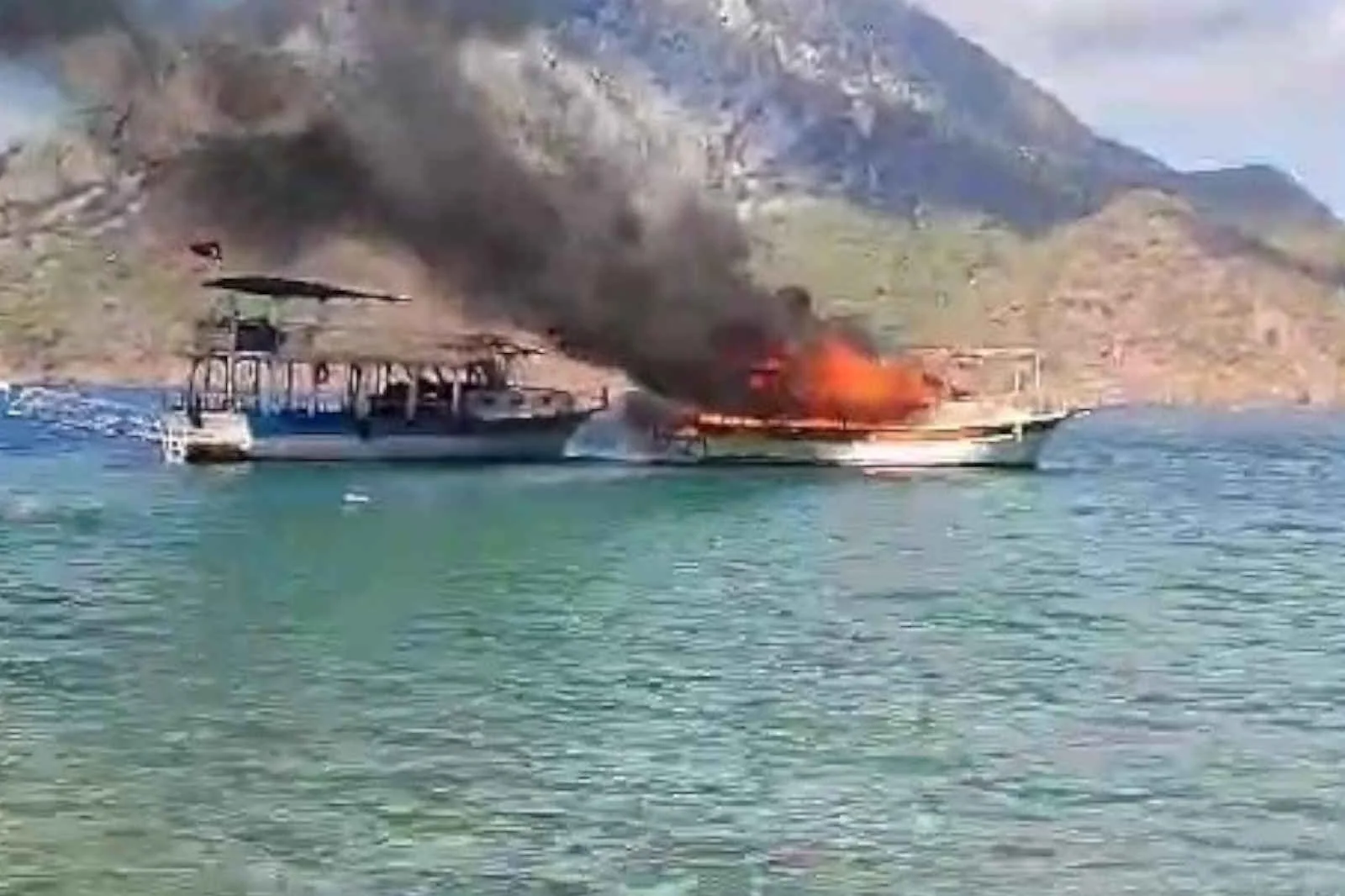 Antalya’da alev alan tur teknesi sulara gömüldü