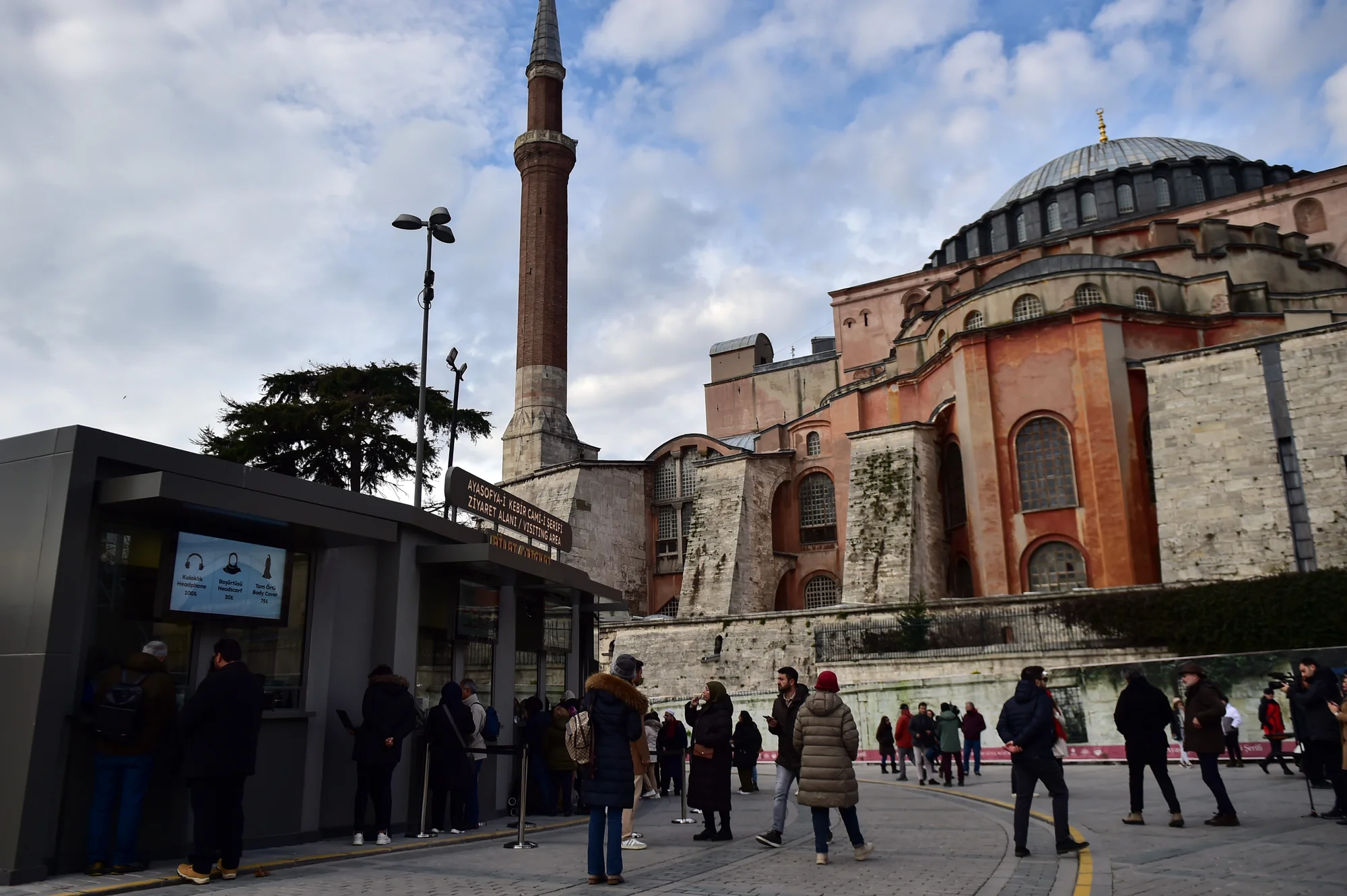 Ayasofya’ya girişler ayrıldı, turistler ücret ödemeye başladı