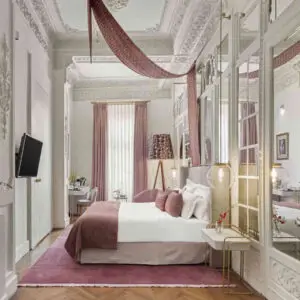 Beyoğlu’ndaki bu otel ismini davetleri ile ünlü Mr. Cas’dan alıyor