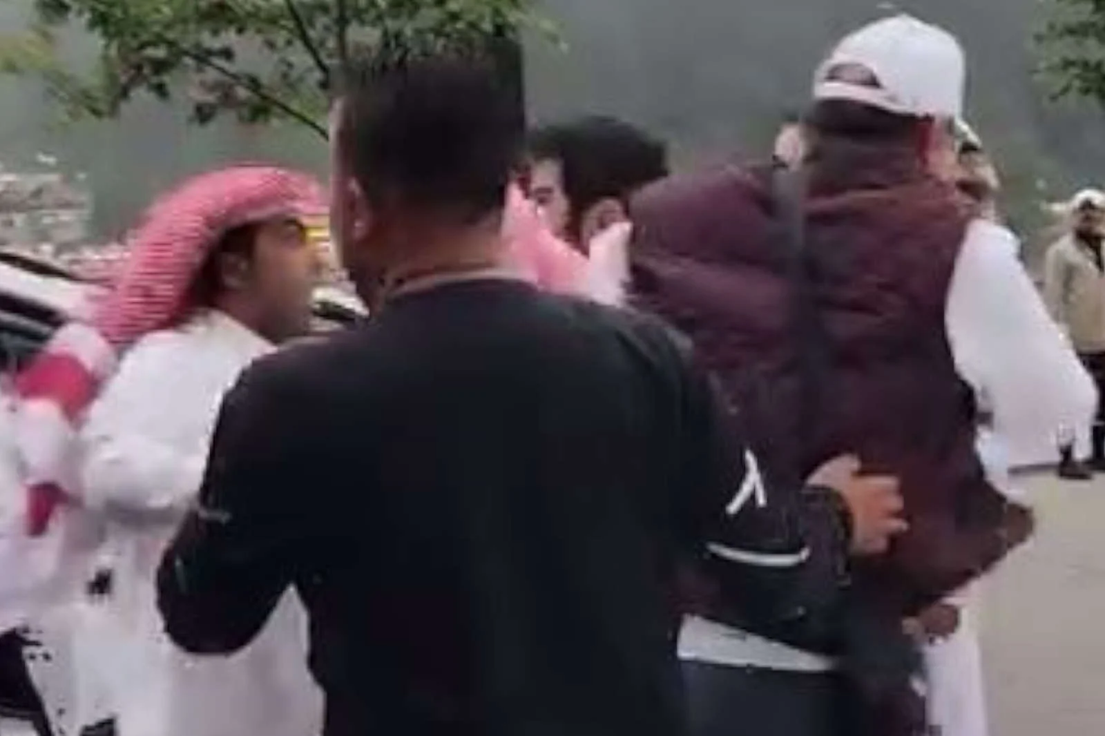 Arap turistler Uzungöl'de birbirine girdi