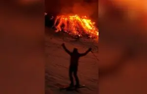 Çılgın kayakçılardan yanardağda kayak keyfi