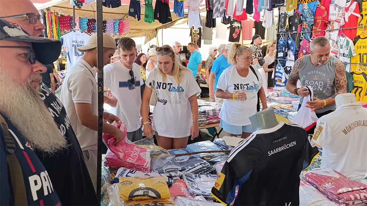 Antalya'da perşembe pazarına Alman turist akını