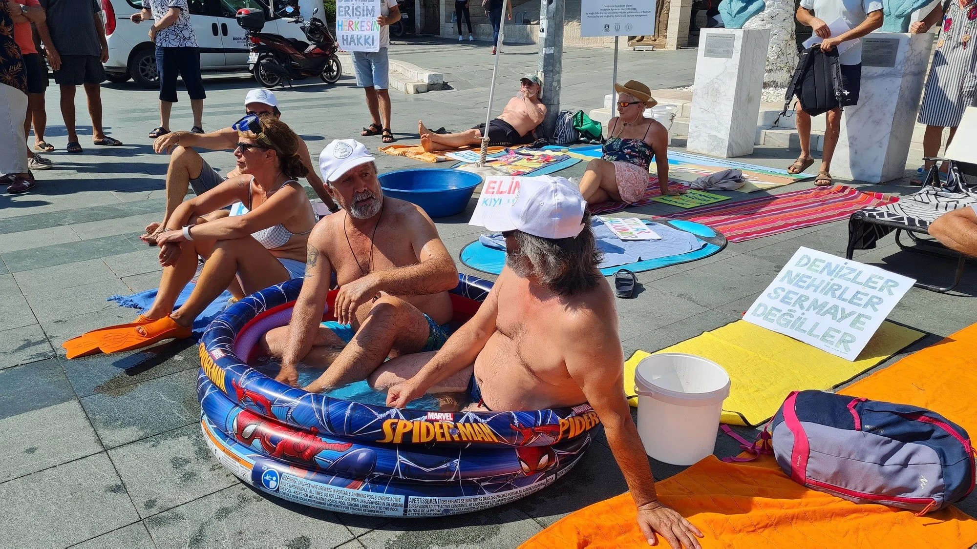 Bodrum’da “Kıyıda yer yok” deyip Belediye Meydanı’nda güneşlendiler
