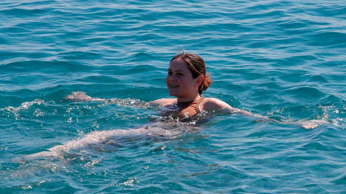 Antalya’da ısınmak için denize girdiler