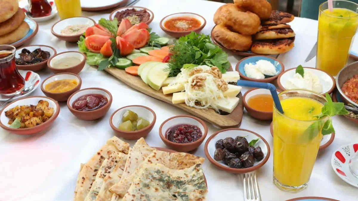Her Şey Dahil’deki “Açık büfe” ve restoranlardaki “serpme kahvaltı” uygulamasına düzenleme geliyor