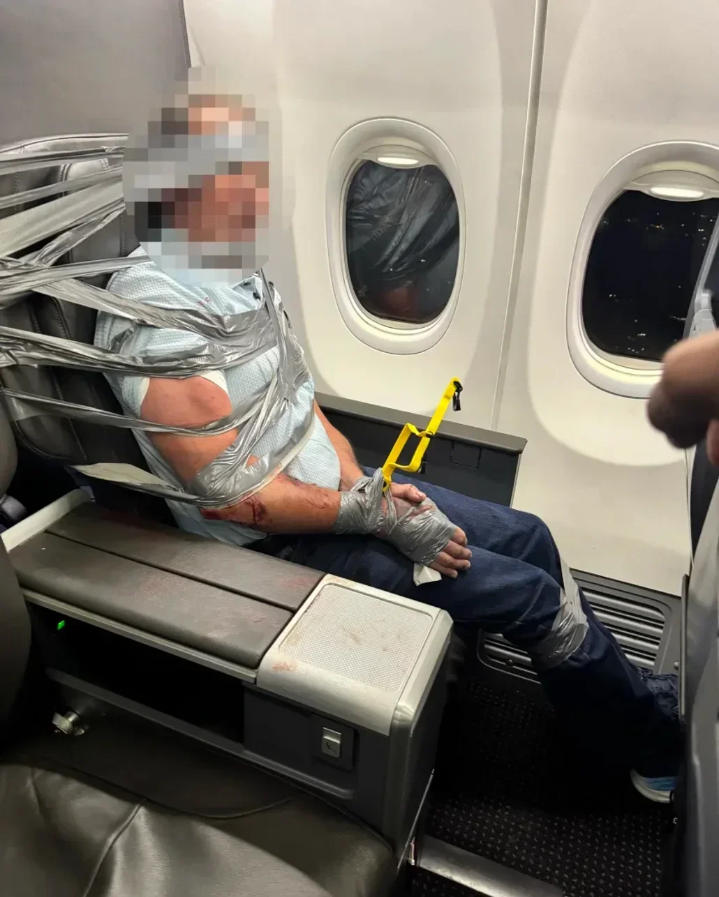 Uçakta kavga çıkaran yolcuyu koli bandıyla koltuğa bağladılar