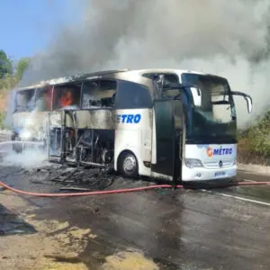 Yolcu otobüsü alev alev yanarak demir yığınına döndü