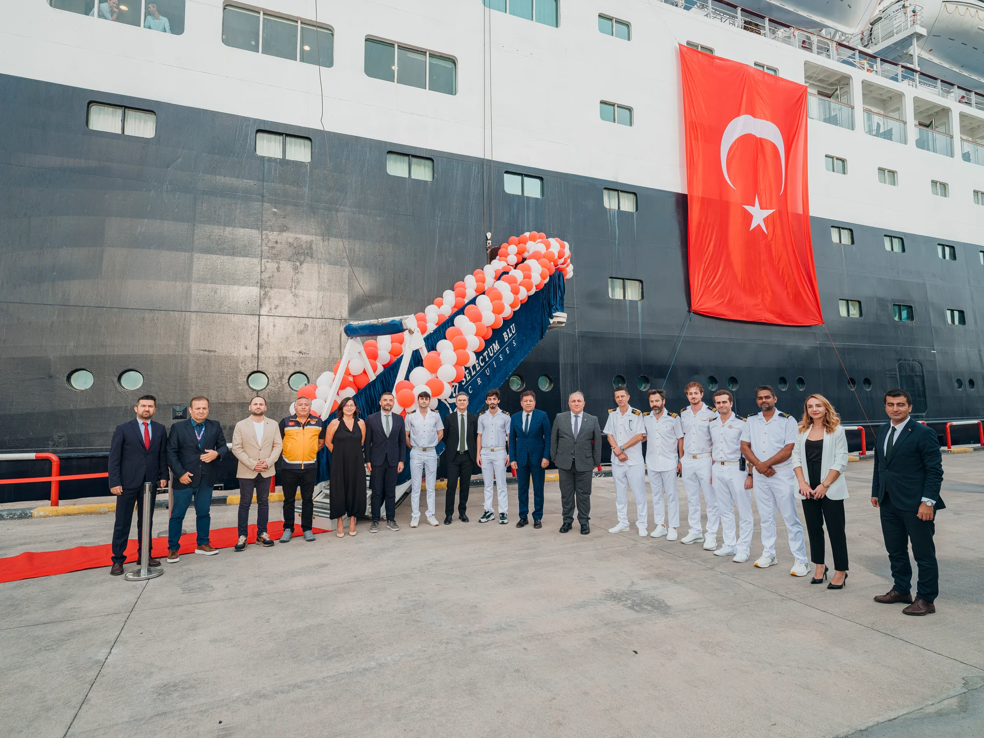 İlk Türk cruise gemisi Blue Sapphire, lise öğrencilerini ağırladı