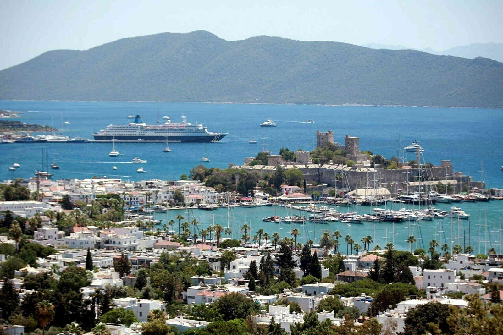 Bodrum’da oda fiyatları kişi başı 43 bin, plaj ücreti ise 6 bin TL’ye kadar çıkıyor