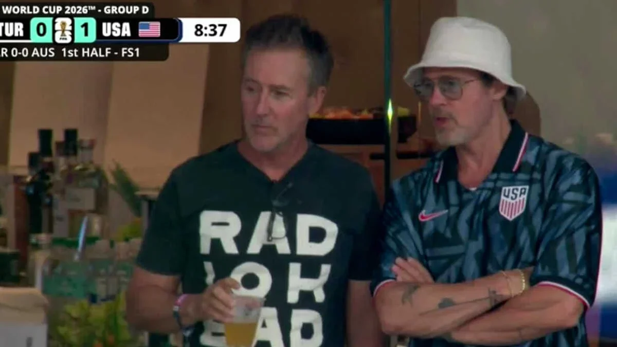 Dövüş Kulübü’nün ünlü oyuncuları Brad Pitt ve Edward Norton, ABD-Türkiye maçında