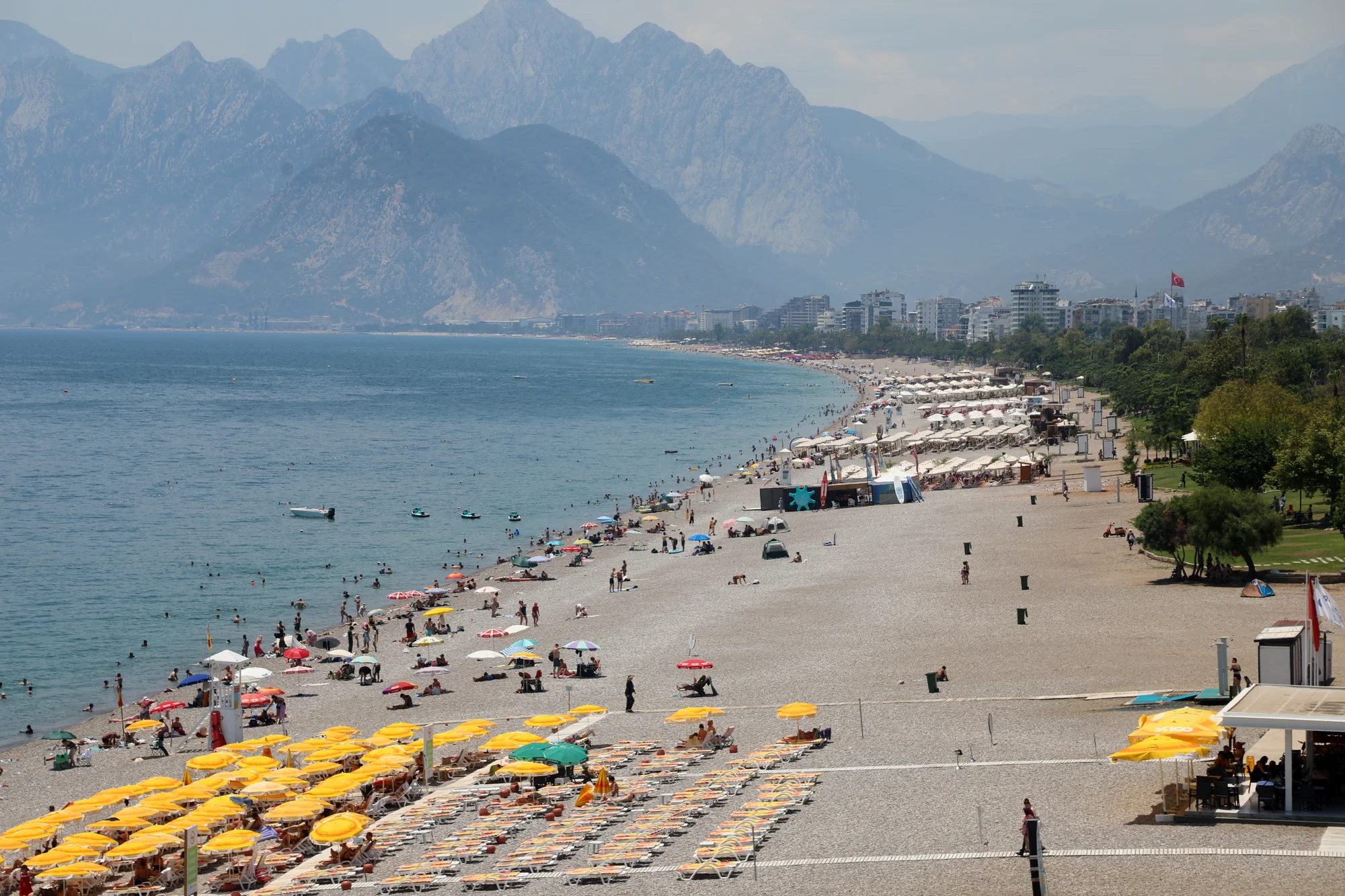 Antalya’da hissedilen sıcaklık 44 derece oldu, sahiller doldu taştı