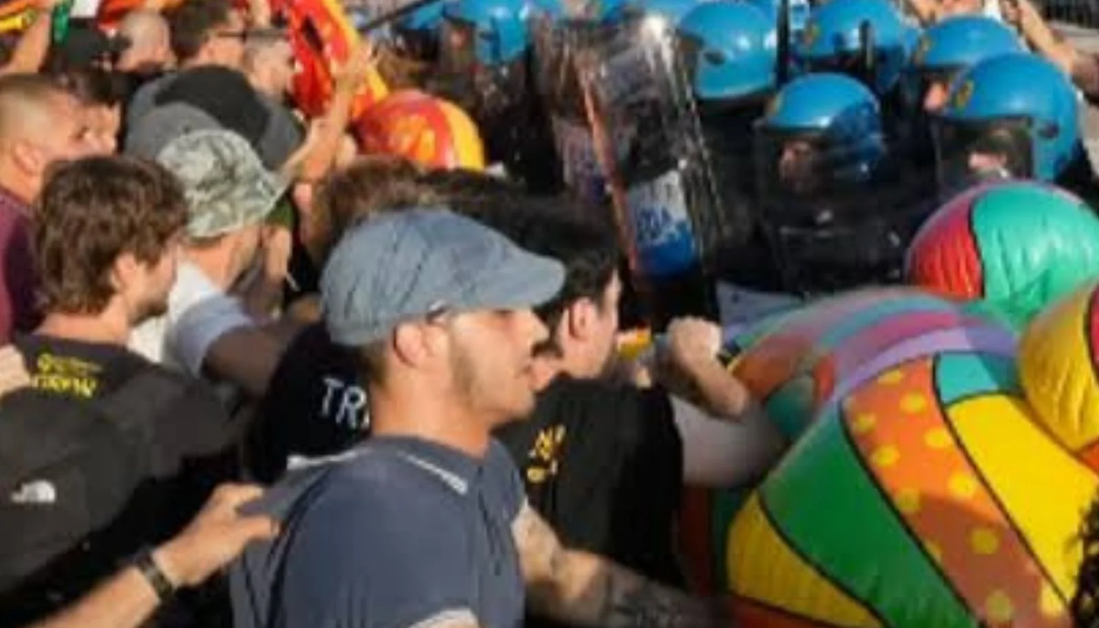 ABD’nin milyarder İtalya Büyükelçisi, mega yatıyla geldiği Venedik’te protestolarla karşılandı