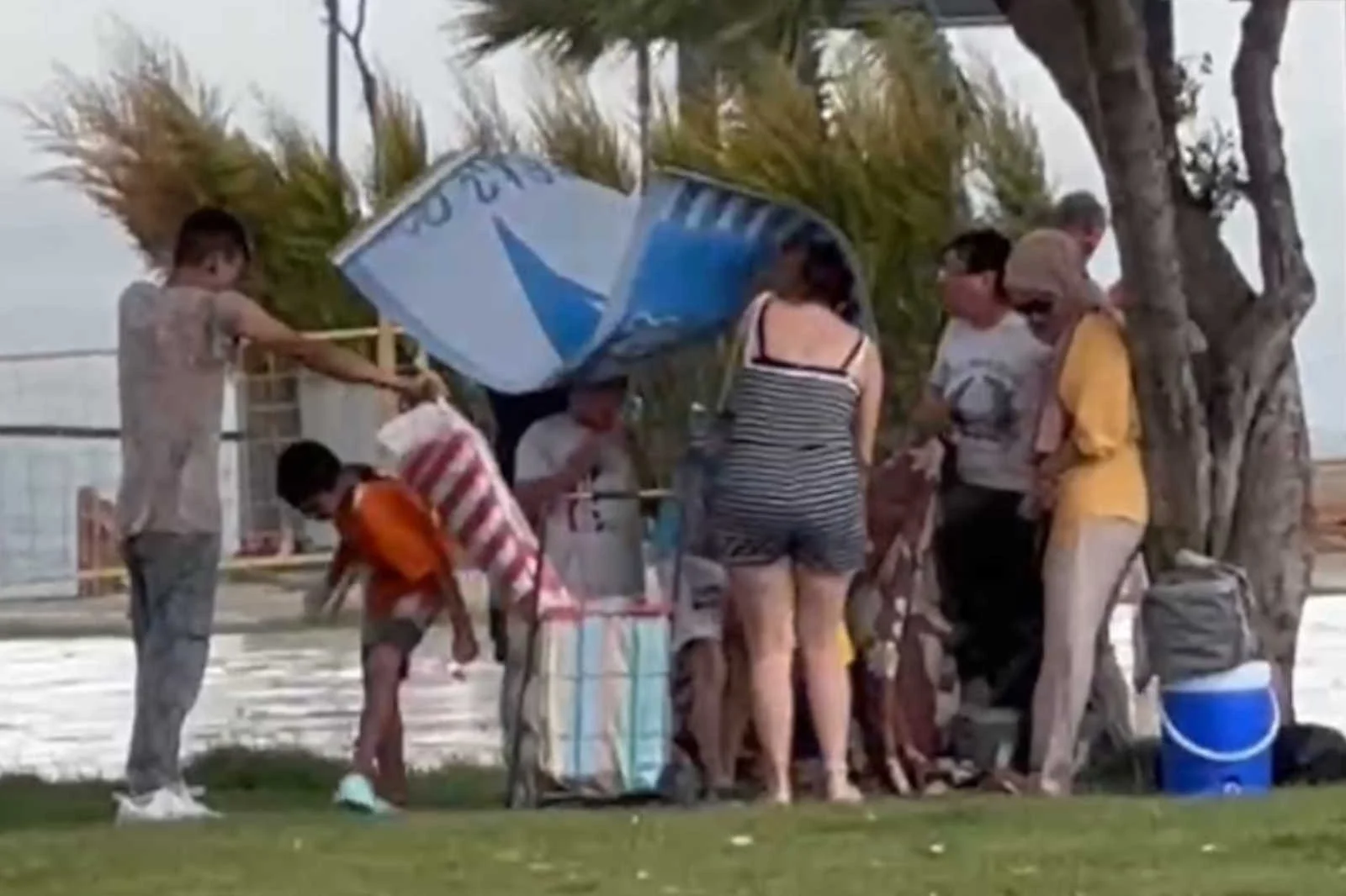 Antalya'da sağanak ve şiddetli rüzgar, tatilcileri şoke etti