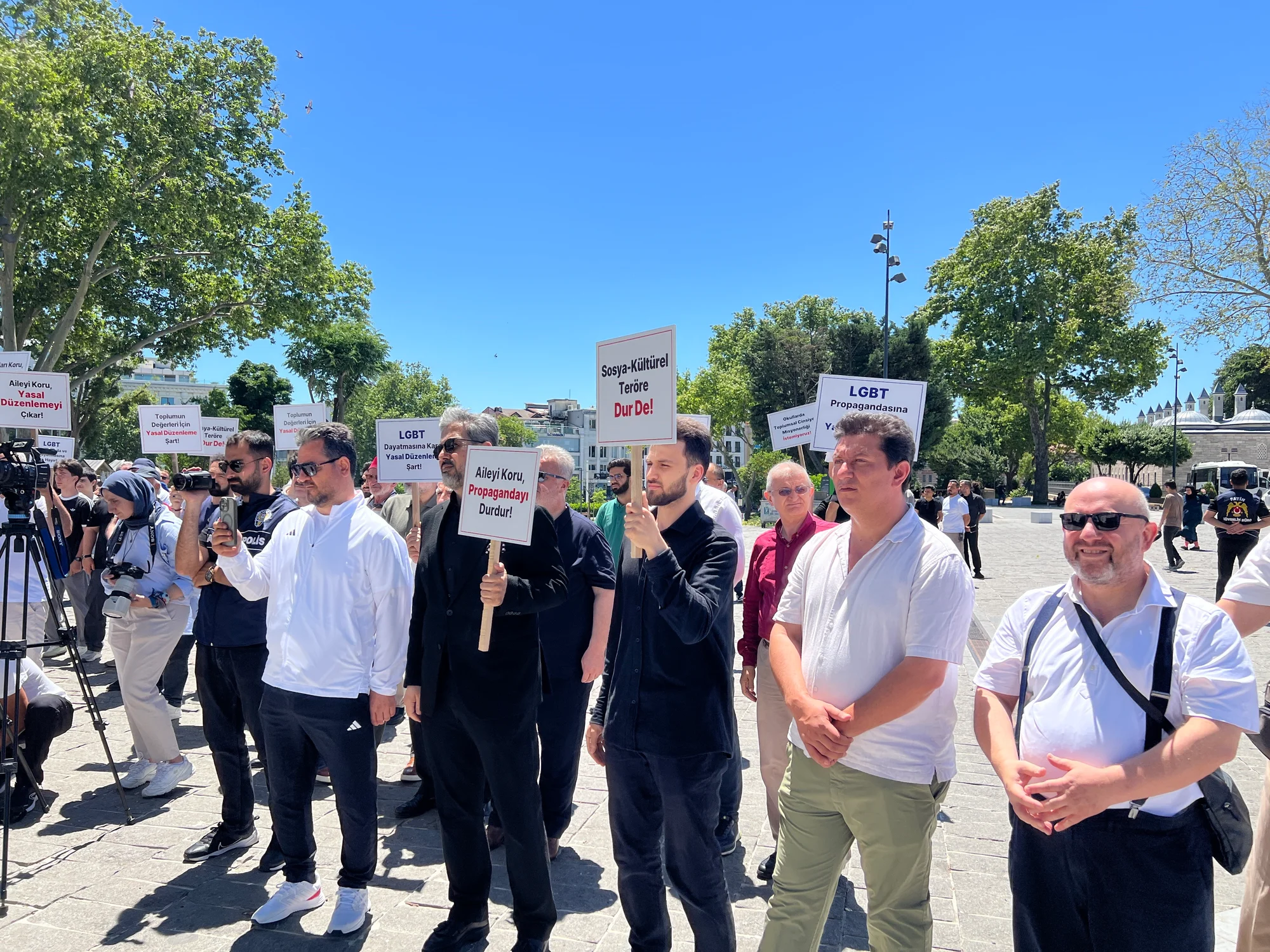 LGBT kruvaziyer seferi İstanbul’da protesto edildi