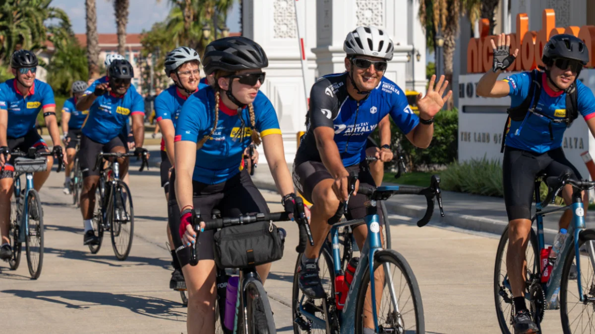 On the Beach Group CEO'su ve ekibi, Kan Kanseri'yle mücadeleye destek için Fethiye'den Antalya'ya pedal çevirdi
