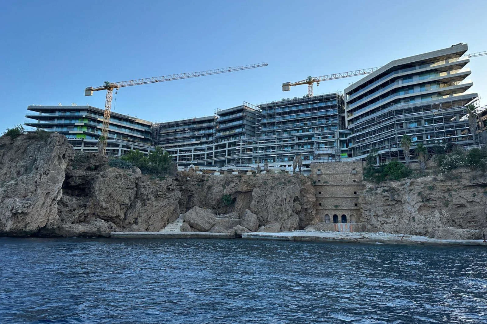 Antalya'nın ünlü oteli Divan Talya'da inşaat yeniden başladı
