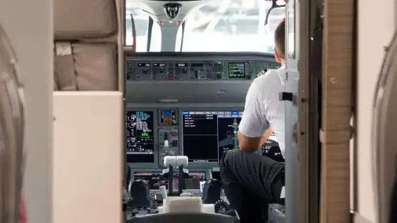 Pilot, ailesi onu çalışırken görsün diye kokpit kapısını açık bıraktı, görevden alındı