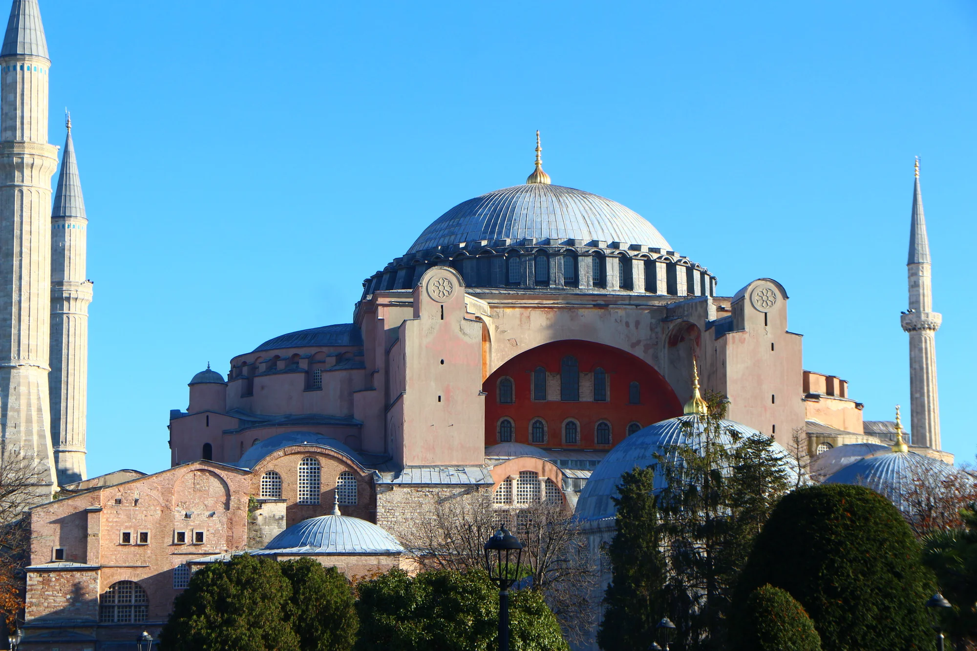 Ayasofya’ya girişler ayrıldı, turistler ücret ödemeye başladı
