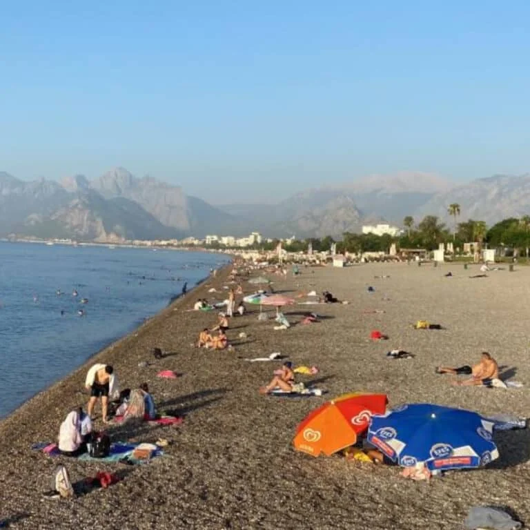 Antalya’nın dünyaca ünlü sahili açık hava oteline döndü