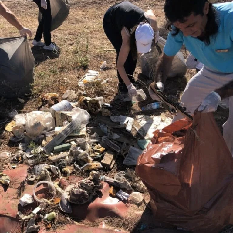 Kundu’da 2 saatte 1,5 ton çöp topladılar