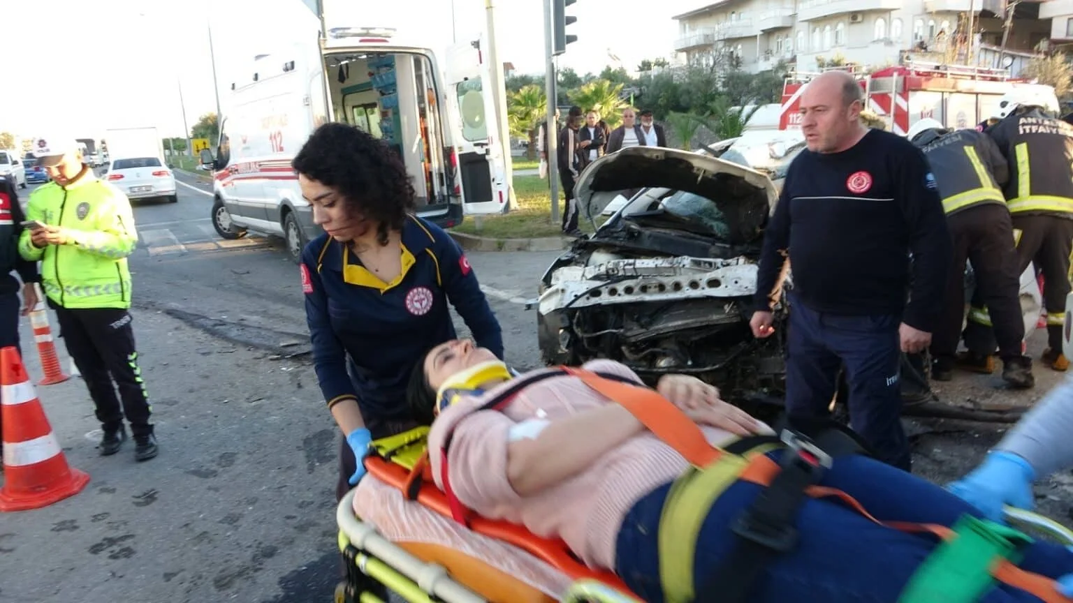 Antalya’da otel servisi ile otomobil çarpıştı: 2 ölü, 14 yaralı
