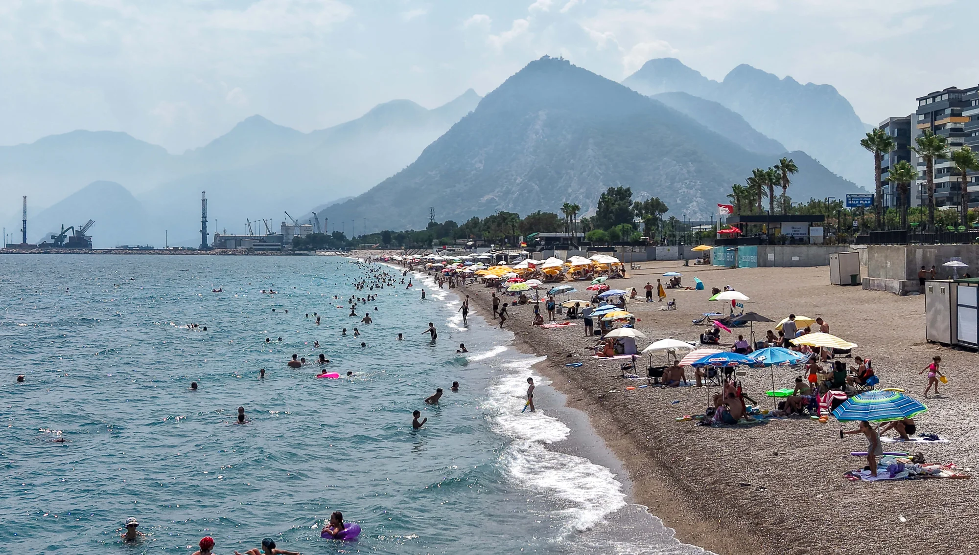 Antalya'da nem oranı %85’e, hissedilen sıcaklık 40 dereceye ulaştı