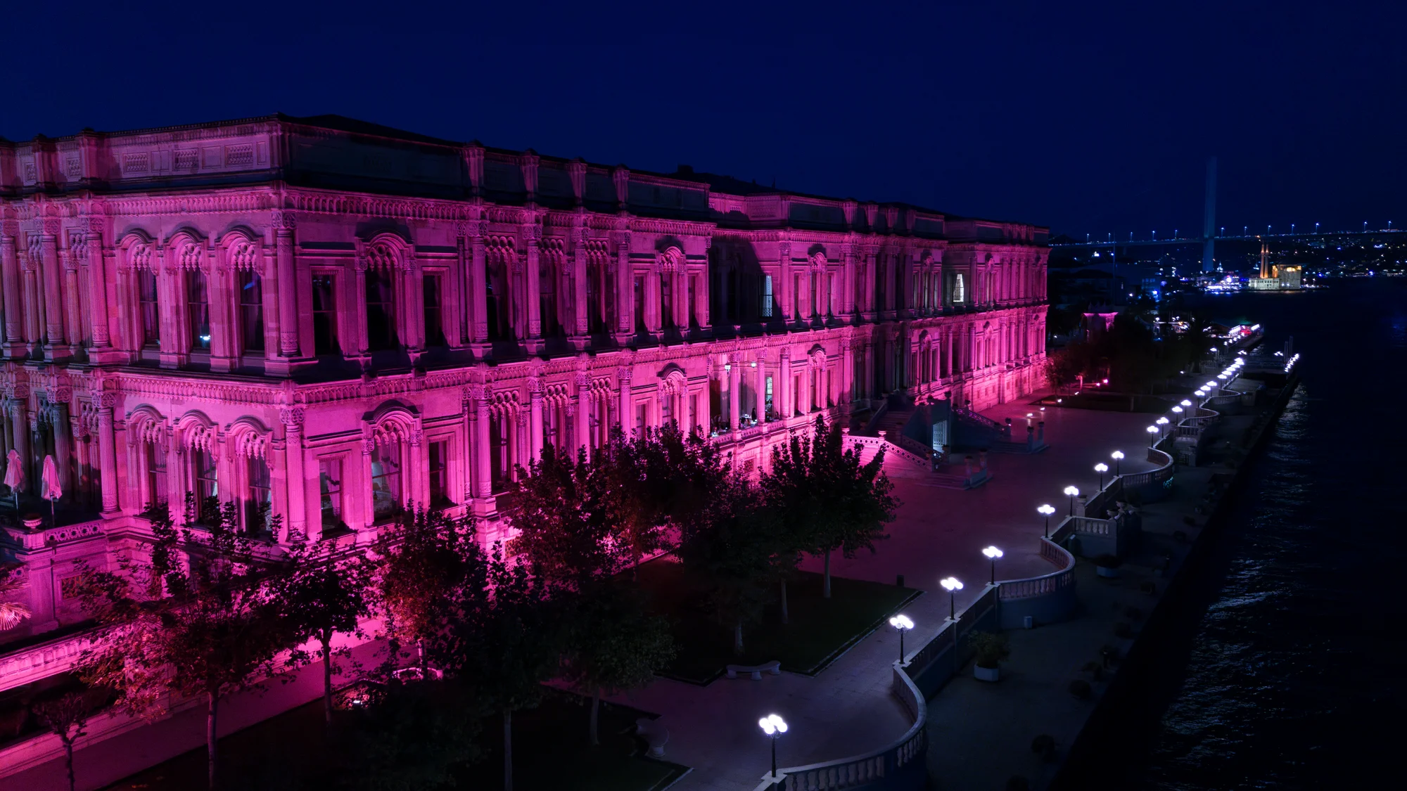 Çırağan Palace Kempinski İstanbul, meme kanseri farkındalık ayı için pembeye büründü