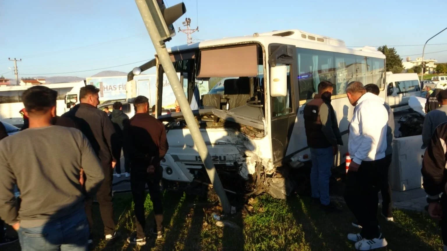 Antalya’da otel servisi ile otomobil çarpıştı: 2 ölü, 14 yaralı