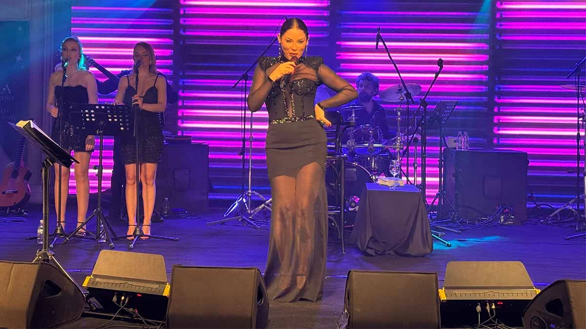 Aşkın Nur Yengi, Ela Excellence Resort Belek’te sevenleriyle buluştu