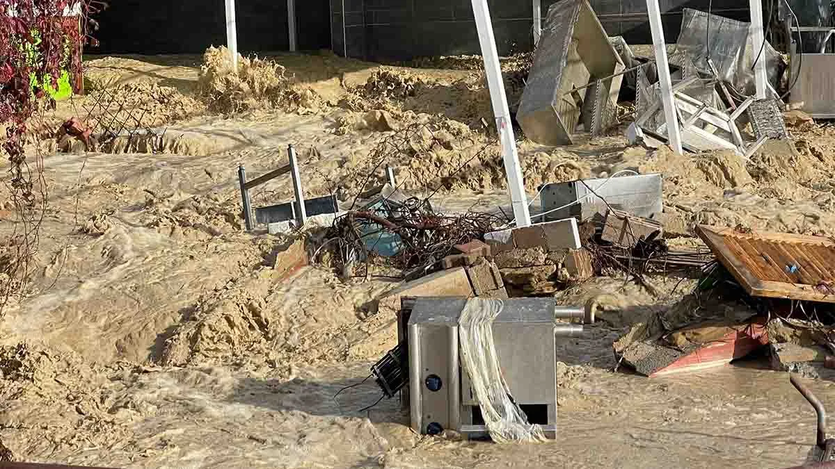 Antalya'da taşan dere 5 yıldızlı otelin sahildeki kafesini yıktı