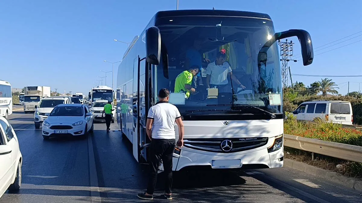 Sürücüsü alkollü çıkan tur otobüsü motosiklete çarptı, 2 kişi yaralandı