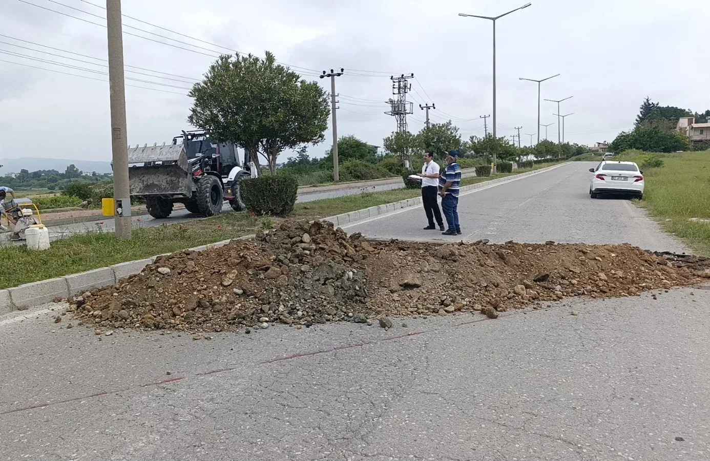 Antalya’da otellere giden turizm yolunu kazarak araç trafiğine kapattılar